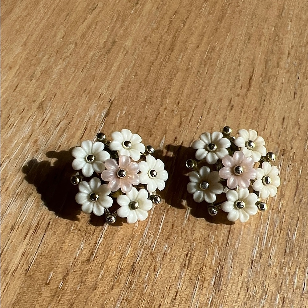 Vintage lucite floral mid century clip on earrings